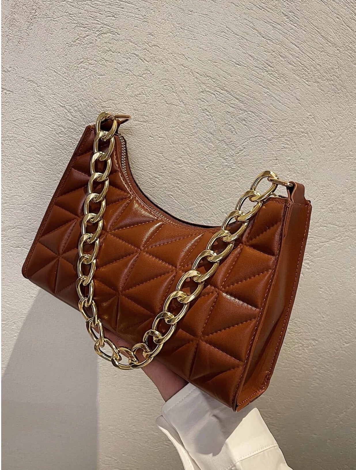 Padded shoulder bag with chain