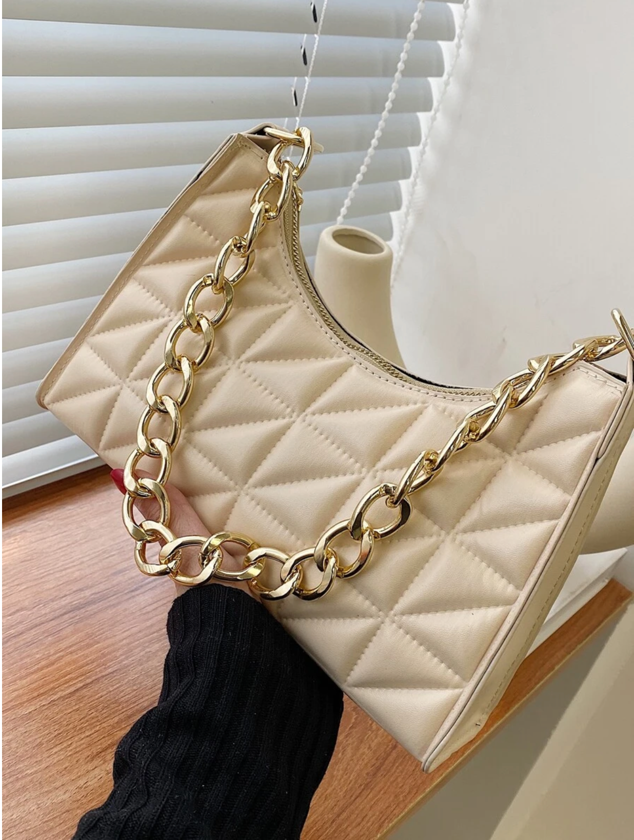 Padded shoulder bag with chain