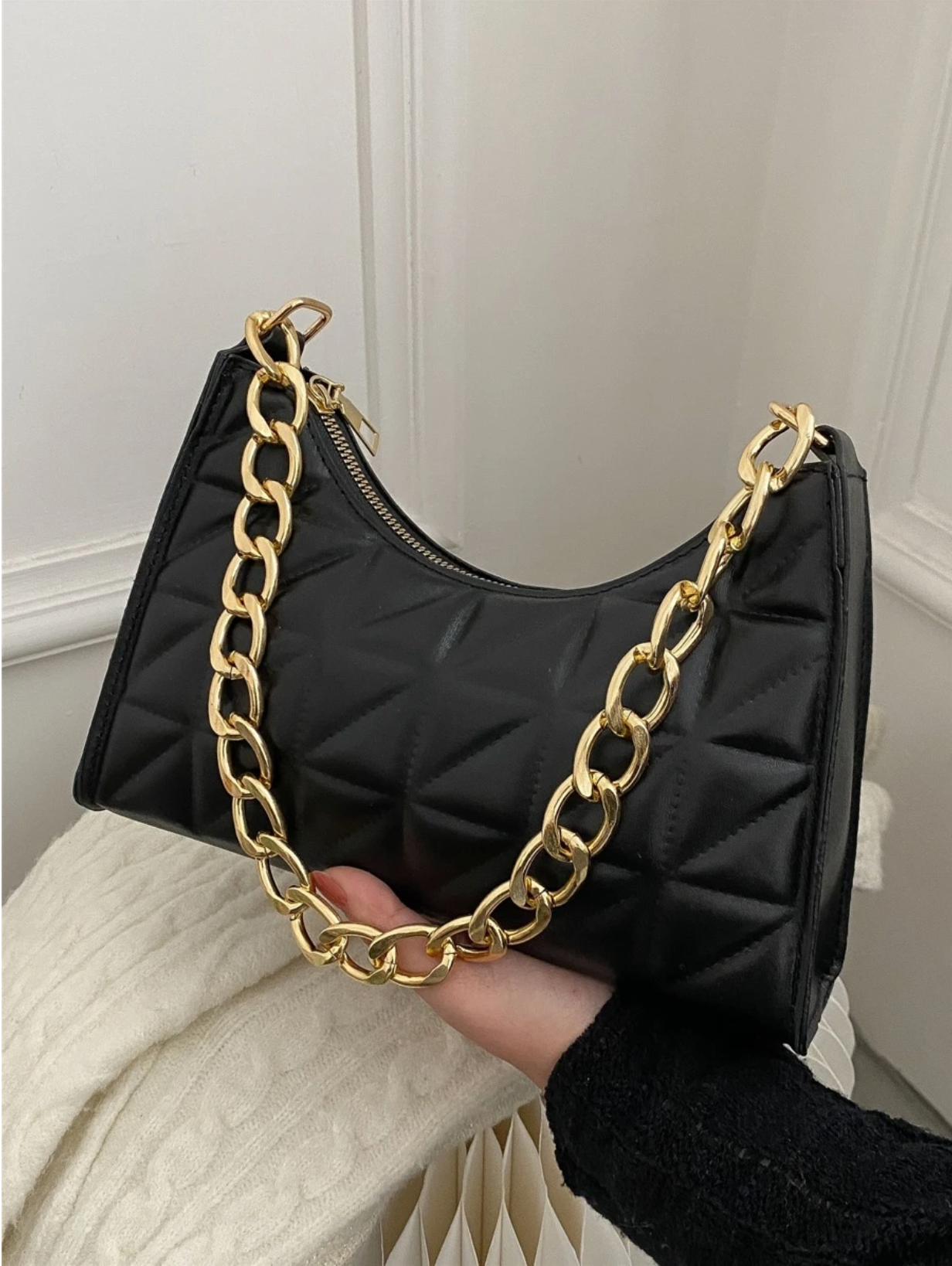 Padded shoulder bag with chain